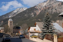 La Maison Clar&eacute;e and the church of Les Alberts