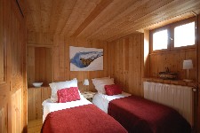 Lower floor twin bedroom